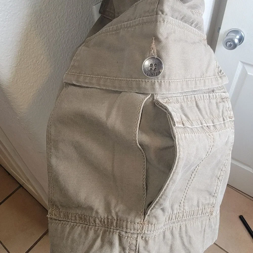 Levi's Men's khaki cargo shorts w/belt size 36